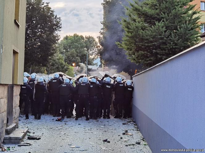 Zamieszki pod komendą w Lubinie. Zatrzymano ponad 40 osób 