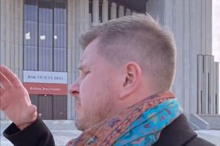 Filip Chajzer relacjonuje spod kościoła. Poleca niedzielną Mszę