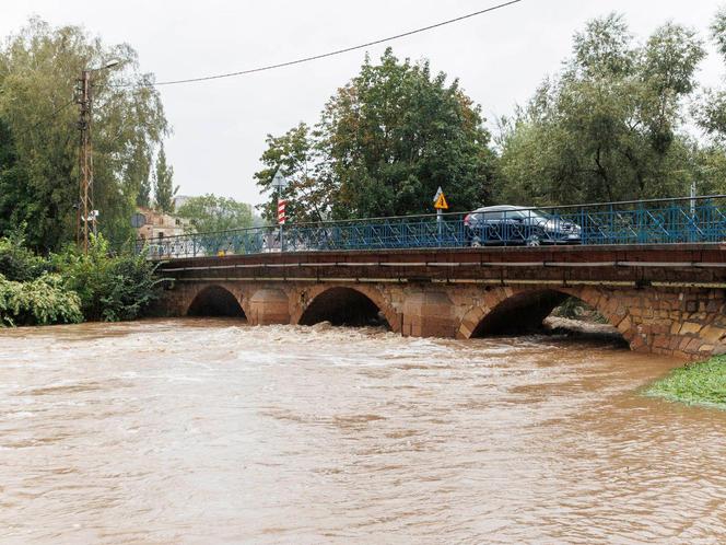 Dolny Śląsk pod wodą. Przybywa wody w Kaczawie. Droga na Złotoryję zalana