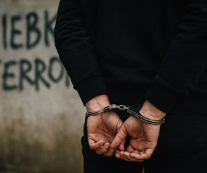 Napadli, zabrali telefon, a żądając kodu PIN uderzyli siekierą. Brutalny rozbój na szczecińskim Niebuszewie