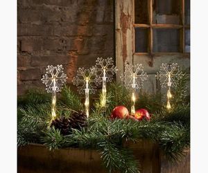 Świąteczne dekoracje domu na Boże Narodzenie – ozdoby na werandę, ganek, taras i balkon