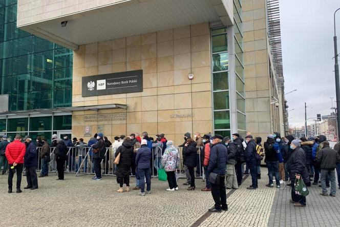Katowice: Tłumy przed siedzibą NBP po banknot z Lechem Kaczyńskim. Doszło do przepychanek, interweniowała policja
