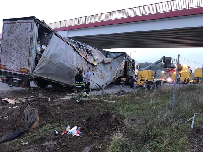 Autostrada A1 w Częstochowie zablokowana. Ciężarówka leży na jezdni