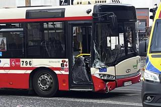 Poważny wypadek w Jeleniej Górze. Samochód zderzył się z autobusem i wjechał w rodzinę
