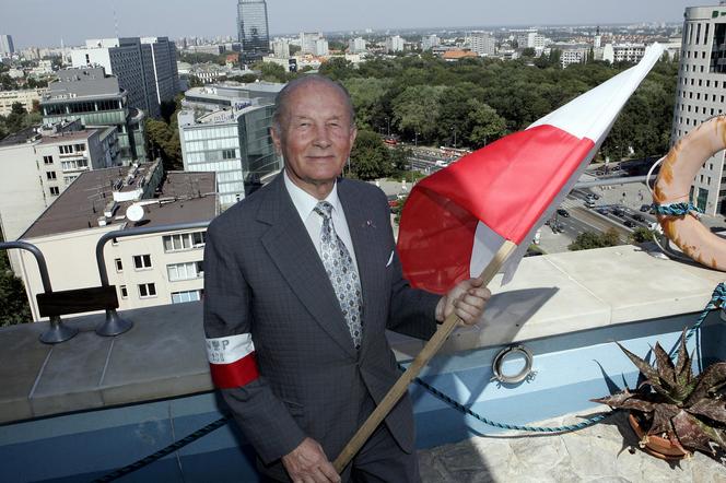 ppłk Zbigniew Dębski – członek Kapituły Orderu Wojennego Virtuti Militari, sekretarz Klubu Kawalerów Orderu Wojennego Virtuti Militari