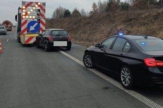 Pijany kierowca uderzył w pojazd służby drogowej na S17