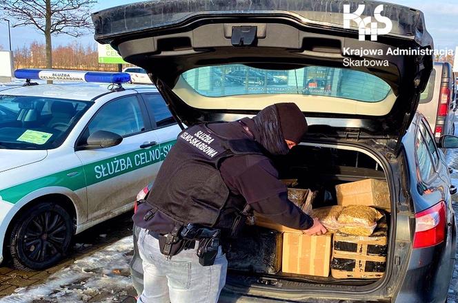 Psy pomogły wykryć nielegalny tytoń i dopalacze w przesyłkach kurierskich