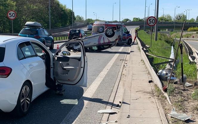 Dachowanie traficara w Warszawie. Ściął latarnię, która uderzyła w drugi pojazd