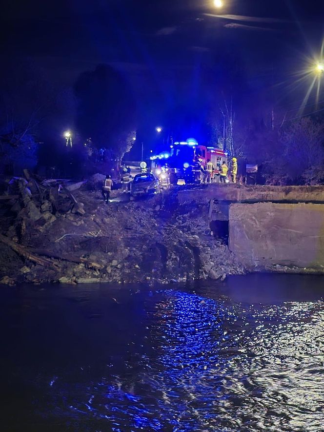 Krosnowice. 29-latek nie zauważył, że powódź porwała most. Wjechał autem do rzeki Biała Lądecka [ZDJĘCIA]