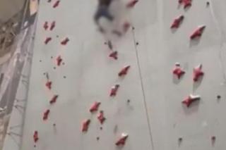 Wspinacz runął ze ścianki. Przygotowywał się do zawodów