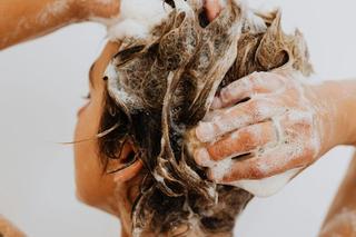 Kiedy myć włosy - rano czy wieczorem? Pora dnia ma ogromne znaczenie!
