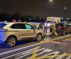 Wypadek na moście Łazienkowskim. Cztery rozbite auta, dwie osoby ranne