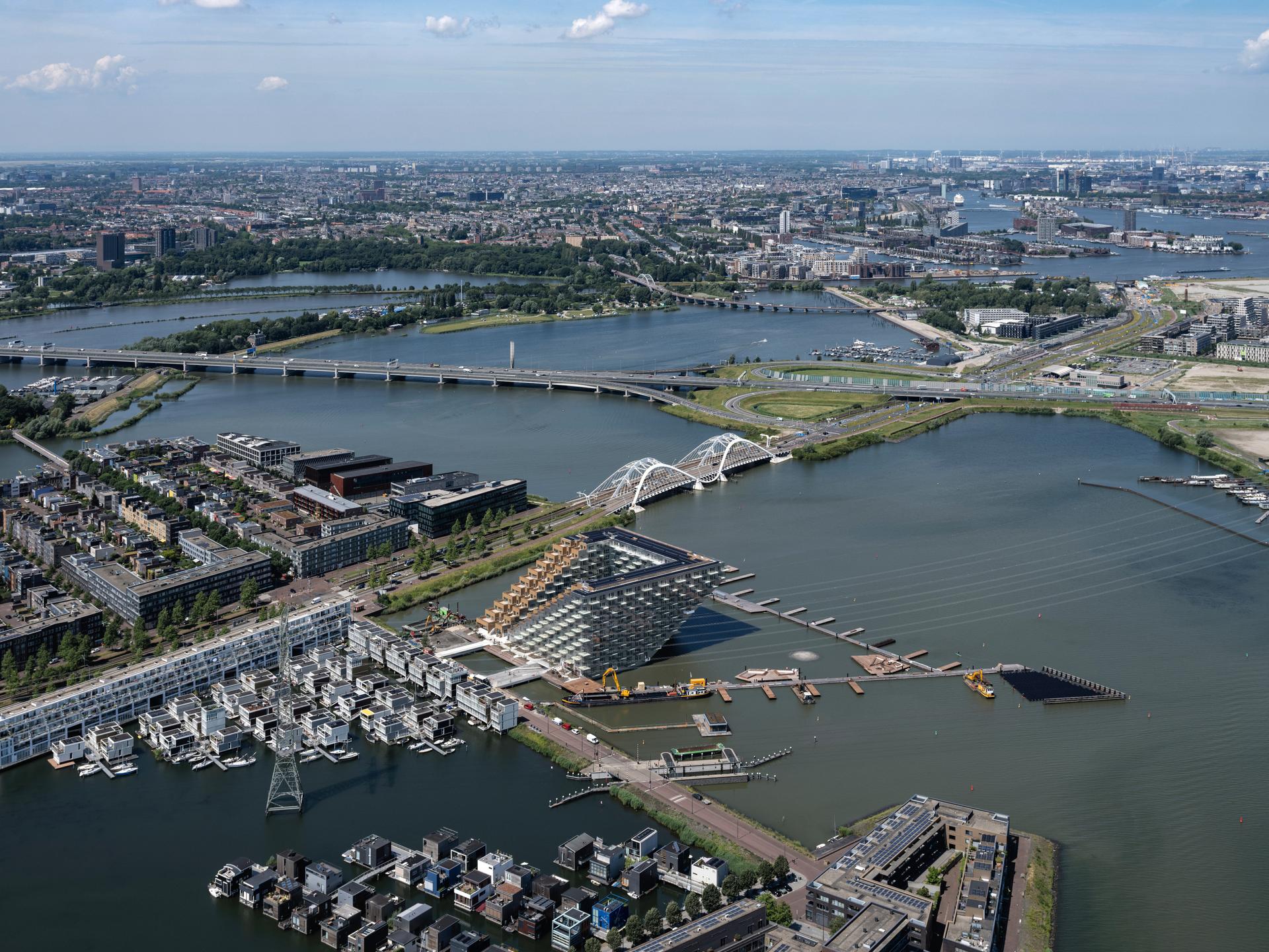 Blok Sluishuis w Amsterdamie_Bjarke Ingels Group (BIG)_Barcode Architects_02