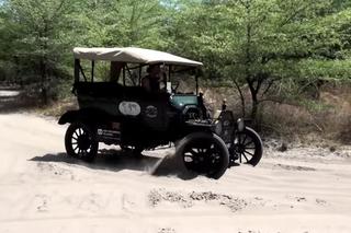 Para Holendrów objechała świat 100-letnim Fordem – WIDEO