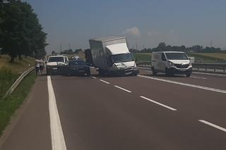 Kierowca ciężarówki wjechał w stojące w korku auto! 