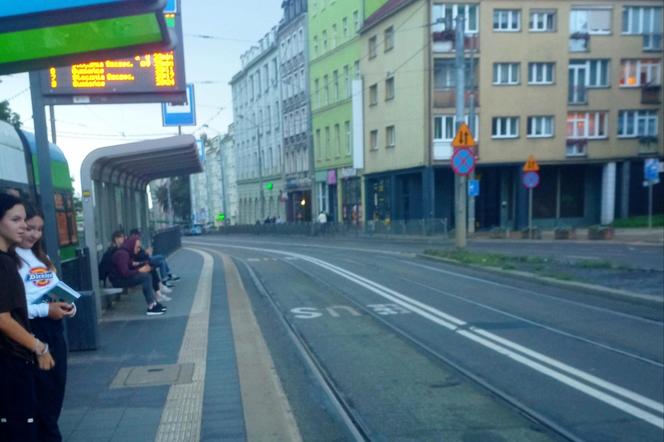 Niewidoczne tablice z przyjazdami tramwajów i autobusów