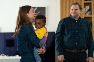 Na dobre i na złe odc. 914. Mojżesz (Rita Shalanyuy), Marlena (Agata Grzymała), Dawid (Robert Czerwiński)