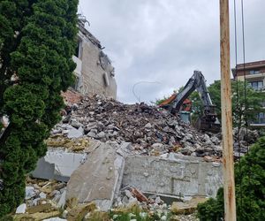 Tak znikał popularny biurowiec. Teraz powstaną tu apartamenty i mieszkania