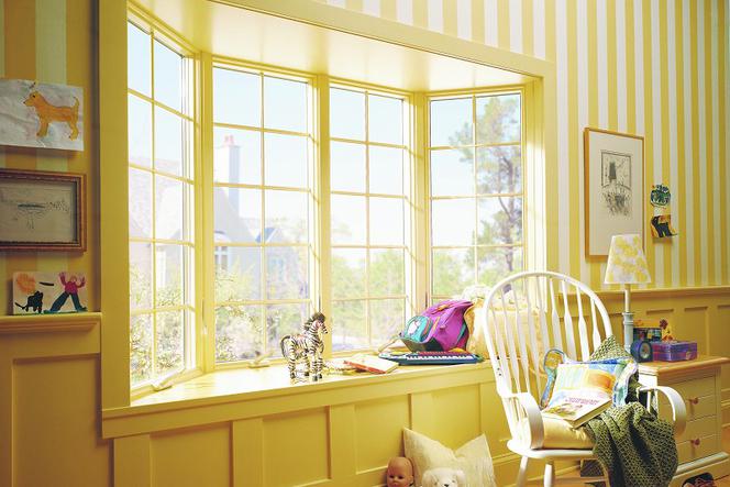 Pomysł na parapet wewnętrzny: drewniany, kamienny, z PCW? Aranżacje wnętrz z efektownym parapetem  