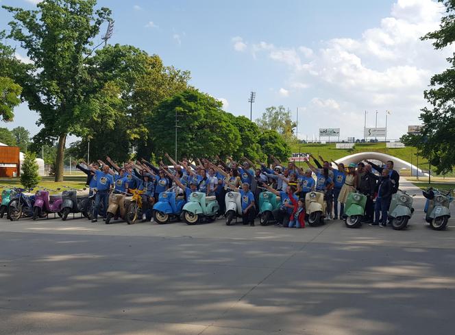 Osy kręciły kółka na stadionie żużlowym w Lesznie. Ogólnopolski zlot skuterów Osa Osieczna-Leszno 