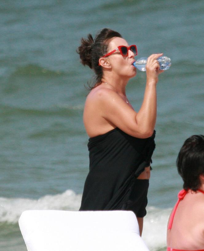 Anna Korcz na plaży na Bałtykiem