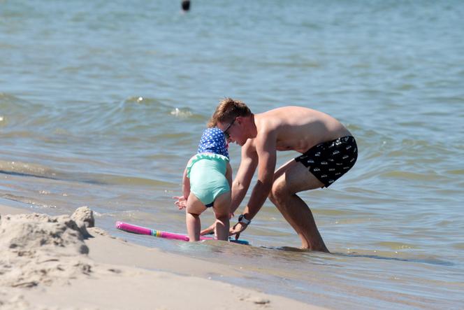 Ale mu Wesoło! Kuba Wesołowski z rodziną na plaży