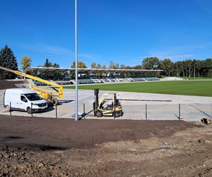 Budowa stadionu w Starachowicach. Na murawie już zielono