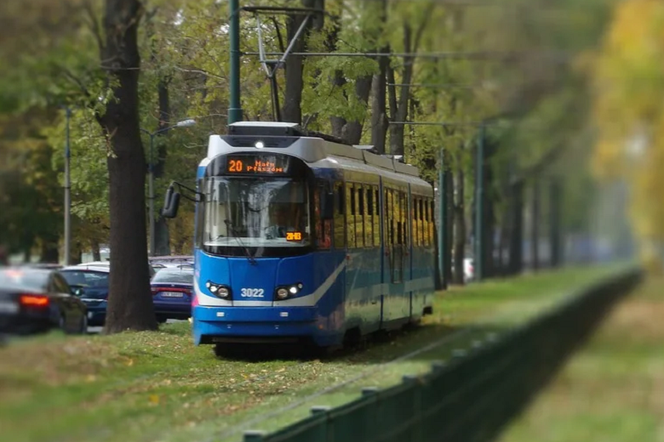 Kraków: NOŻOWNIK groził motorniczemu w tramwaju MPK! Wyłamał drzwi do kabiny