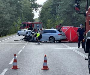 Poważny wypadek pod Legionowem. Zderzenie czterech aut w Nieporęcie. Pięć osób poszkodowanych, jedna zginęła na miejscu