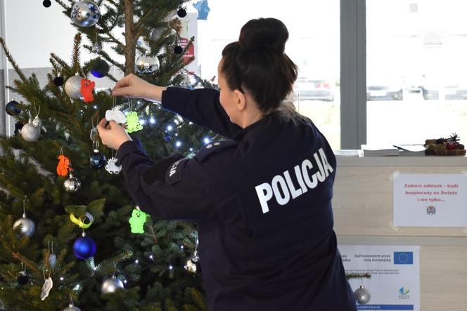 Pod Komendą Miejską Policji w Olsztynie stanęła oryginalna choinka. Każdy może ją "rozebrać" [ZDJĘCIA]