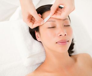 Regulacja brwi woskiem. Depilacja brwi w domu i u kosmetyczki