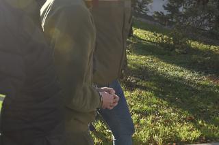 Doprowadzenie podejrzanego o mordestwo