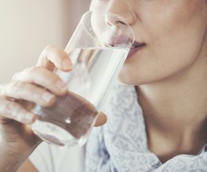 Czy picie wody rzeczywiście pomaga schudnąć? Sprawdziliśmy