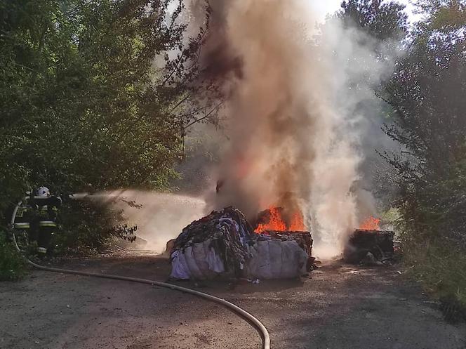 Pożar na terenie byłej cementowni w Wierzbicy. Paliły się bele materiałów!