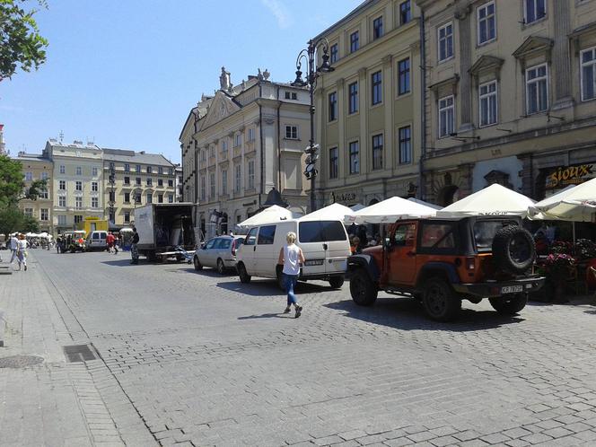 Samochody na Rynku Głównym: Władze Krakowa wydają decyzje niezgodne z prawem napisanym przez... władze Krakowa?