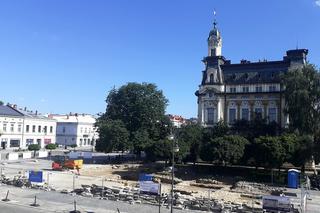 Na nowosądeckim Rynu trwają prace archeologiczne.  Specjaliści szukaja dawnego ratusza.