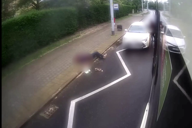 Mężczyzna wysiadając z tramwaju został potrącony. Policja opublikowała szokujące nagranie!