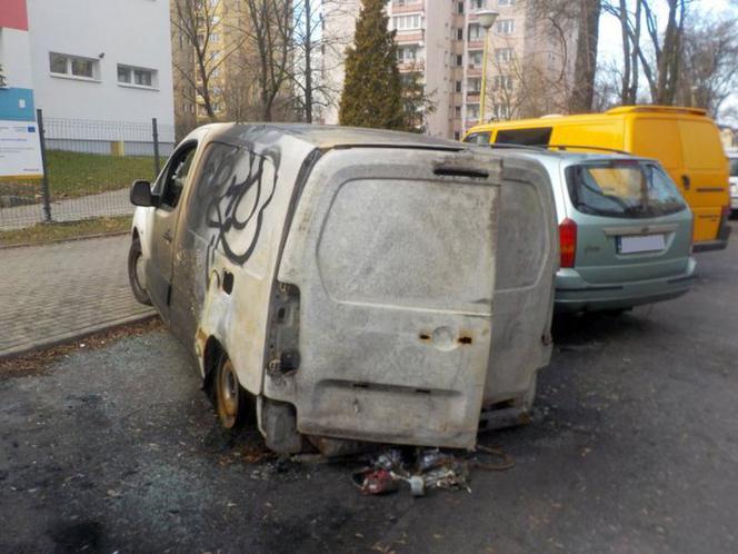 Wraki samochodów zalewają Warszawę