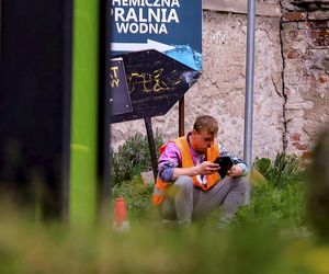 Tak wyglądają roboty drogowe w Ostródzie. Telefon zamiast łopaty. Ekipa rodem z memów