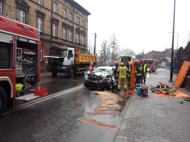 69-latek wjechał w ciężarówkę. Zakleszczonego kierowcę musieli ratować strażacy [ZDJĘCIA]