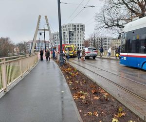 Mężczyzna szedł chodnikiem wzdłuż Brdy. Nagle poślizgnął się i wpadł do wody