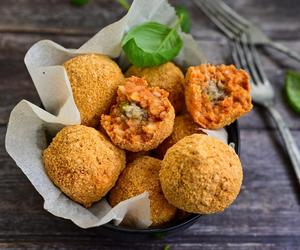 Kanapki to nuda – czas na włoską rewolucję w lunchboxie. Arancini, które rozbudzi apetyt