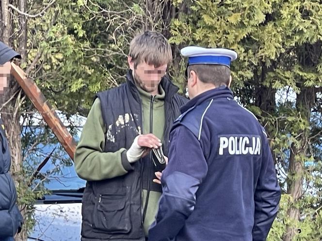 Kompletnie pijany rozbił dwa auta. Przyznał się, że wypił pół flaszki i wsiadł za kółko