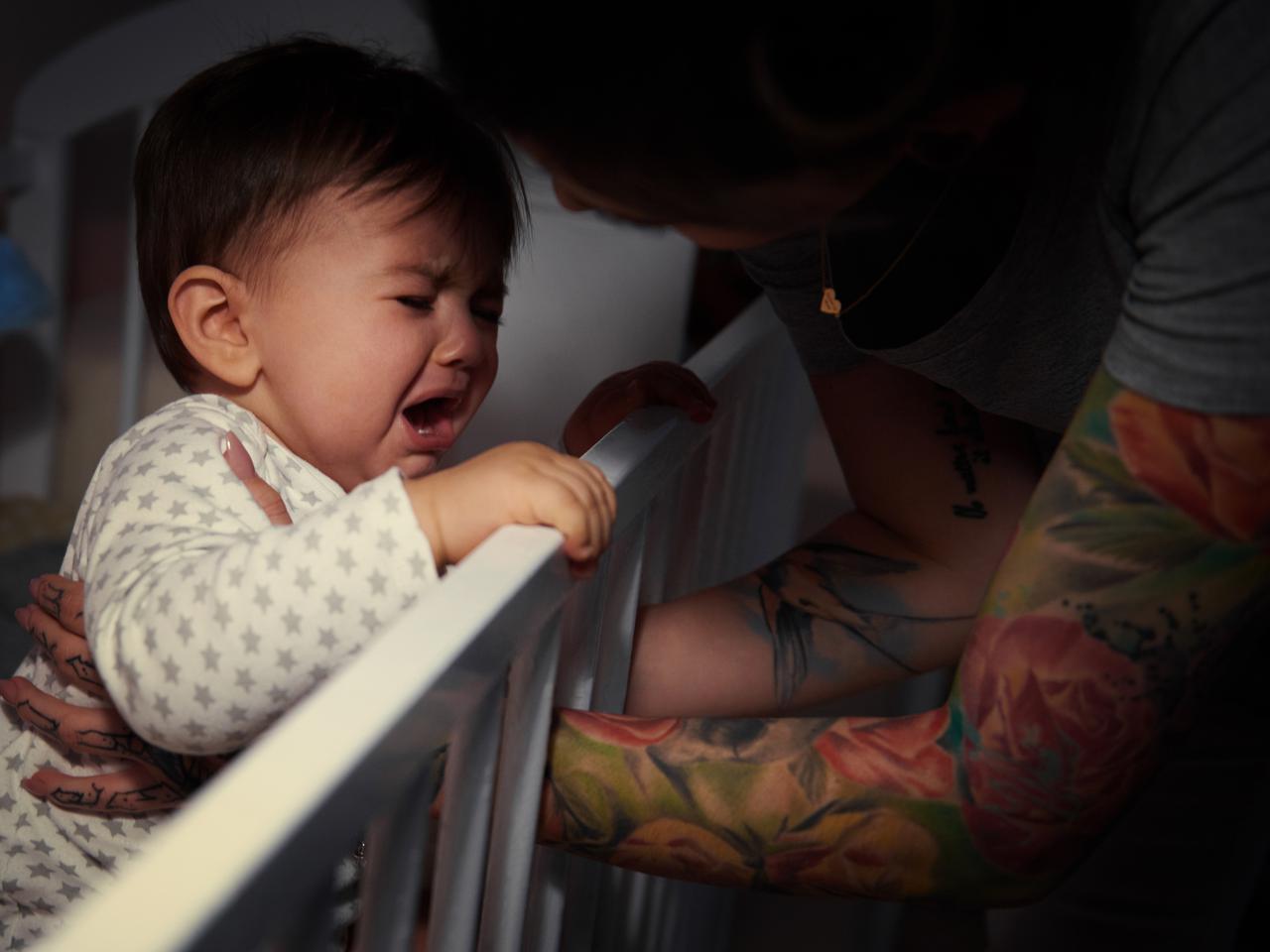 Rotawirusy. Objawy zakażenia u niemowląt: gorączka, wymioty, biegunka rotawirusowa