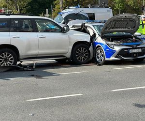 Wypadek radiowozu w Warszawie. Cztery osoby ranne, w tym policjanci