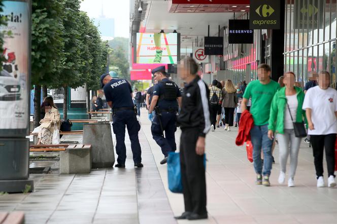 Policjanci grzebią w śmietnikach i kwietnikach w centrum Warszawy