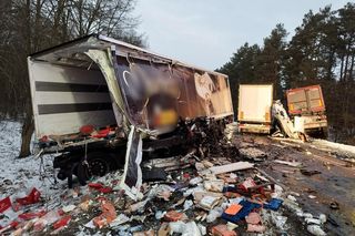 Śmiertelny wypadek pod Myśliborzem. Dwaj kierowcy zginęli w zderzeniu trzech tirów [ZDJĘCIA].