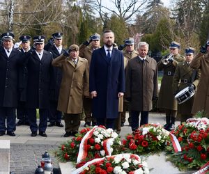 Joanna Racewicz ociera łzy przy grobie męża, pocieszyła ją Barbara Nowacka