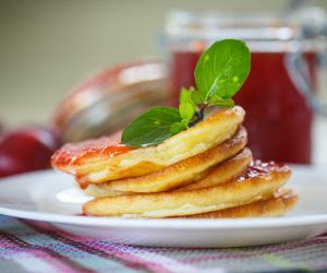 Jabłka zamieniłam na te owoce. Chrupiące racuchy na maślance smakują wybornie 