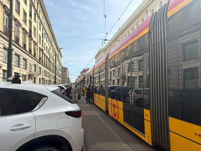 Paraliż w centrum Warszawy. Kierowca BWM zaparkował na torach. Wszystko stanęło!